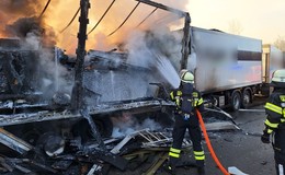 Tödlicher Unfall auf der A7: Rumäne (29) stirbt im brennenden Lkw