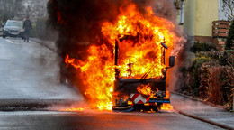 Feuerwehreinsatz in Edelzell: Kehrmaschine steht in Vollbrand