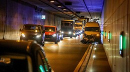 Unfall mit vier Verletzten im Neuhofer Tunnel - 21-Jährige fährt auf Stauende auf