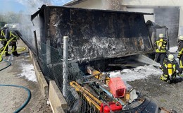 In Besges: Lkw brennt vollständig aus - Feuer greift auf Gebäude über