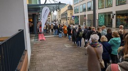 Schlangen wie in der DDR: Insta Markt im Kaufhaus KARL übertrifft alles