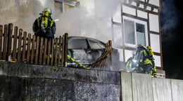 Mercedes in Vollbrand - Feuerwehr kann Schlimmeres verhindern