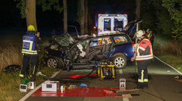 Feuerwehr muss 20-jährigen Opel-Fahrer aus Auto befreien