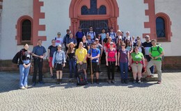 Künftige Seelsorgerinnen und Seelsorger auf dem Pilgerweg mit Bischof Gerber