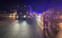 Nach Unfall auf der A5: Mehrere hundert Liter Diesel aus Lkw-Tank ausgelaufen