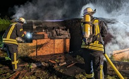Zweiter Brand innerhalb von drei Monaten - Feuerwehr löscht Glutnester