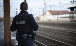 Bundespolizisten nehmen verurteilten Straftäter (41) in ICE fest