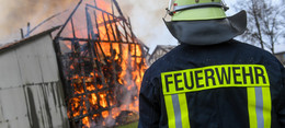 Brand in Mehrfamilienhaus: Acht Personen verletzt - eine davon schwer