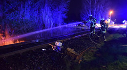 Brennende Fichten an Bahnstrecke: Auslöser war Funkenflug bei Gleisarbeiten