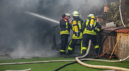 Einsatz in der Drehgasse: Heiße Asche in Mülltonne löst Terrassenbrand aus