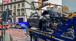 600 PS Edel-SUV kracht in Baustelle - Fahrer verschwunden