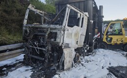 Lkw-Brand auf der A7: Fahrer zum Glück unverletzt