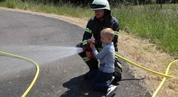 6-jähriger Mats eilt zur Hilfe und löscht Böschungsbrand an der B27