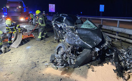 Heftiger Unfall auf der A 5: Motorblock schleudert aus VW Passat