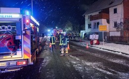 Wohnzimmer in Vollbrand: Familie rettet sich aus dem Gebäude