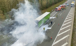 24 Tonnen Papier und einen Schutzengel an Bord: Lastwagen brennt auf der A 4
