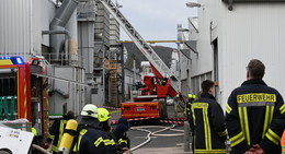 Feuer in Industriebetrieb: Funkenflug in Rohrsystem von Feuerwehr gelöscht