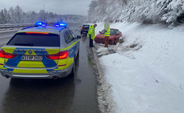 Schnee fordert Einsatzkräfte: Polizei meldet zahlreiche Unfälle