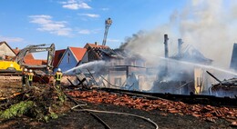 Nachlöscharbeiten dauern an: Scheunenbrand greift auf mehrere Gebäude über