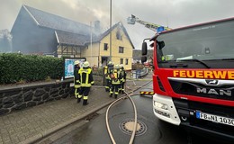 Nach einem Dachbrand in Rudingshain: Das Fachwerkhaus ist unbewohnbar