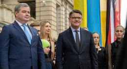 Ministerpräsident Rhein und Generalkonsul Kostiuk hissen ukrainische Flagge