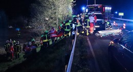 Schwerer Verkehrsunfall in der Nacht: Frau wird lebensgefährlich verletzt
