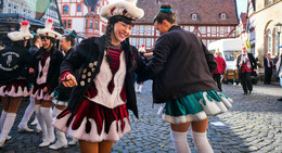 Schönes Wetter und beste Laune - Karnevalisten stürmen das Rathaus