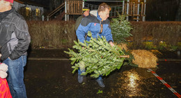 "5. Großer Weihnachtsbaumweitwurf" der Feuerwehr für guten Zweck