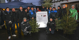 Weihnachtsbaum-Weitwurf der Freiwilligen Feuerwehr ein voller Erfolg