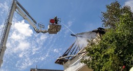 Dachstuhlbrand in Roth: Bewohner können sich aus Gebäude retten