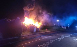 Nächtlicher Einsatz für die Feuerwehr: Holzstapel gerät in Brand