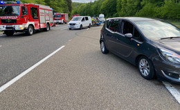 Opel kracht auf A7 in Mittel-Leitplanke: Fahrer leicht verletzt