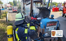 Batterie brennt im Traktor-Motorraum: Feuerwehr eilt zur Hilfe