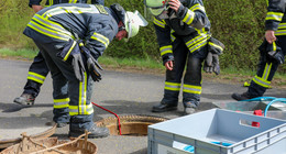 Gefahrgut-Einsatz für die Feuerwehr: Auslaufender Stoff auf Betriebsgelände