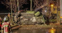 Schwerer Unfall auf A66 - Fahrzeug zwischen Lkw und Bäumen eingeklemmt