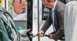 Einweihung der neuen Schnellladesäule für E-Autos beim Tegut in Dipperz