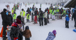 Rodler, Skifahrer, Snowboarder und Spaziergänger im Wintertaumel