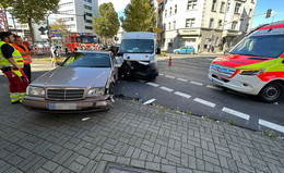 Zusammenstoß im Kreuzungsbereich: Unfall sorgt für Verkehrschaos