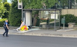 Pkw-Fahrer landet im Gerloser Weg in Bushaltestelle - Leicht verletzt