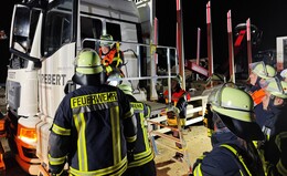 Schwerer Unfall mit einem Lastwagen: Feuerwehr übt jeden Handgriff