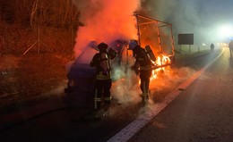 Kleintransporter am Samstag auf der A7 in Brand geraten