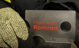 Spende vom Förderverein: Feuerwehr verteilt Safecard an die Bevölkerung