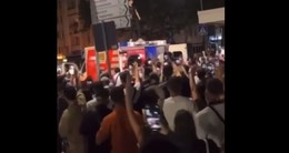 Verstörende Bilder aus der Mainmetropole: Feiernde attackieren Rettungswagen
