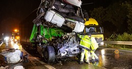 Schwerer Unfall zwischen drei Lkw - Fahrerhaus reißt ab