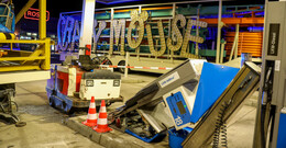 Auf Lkw transportiert: Achterbahn-Attraktion "Crazy Mouse" reißt Zapfsäule um