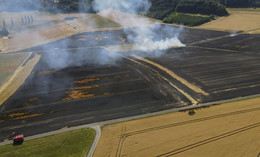 Flammen auf Ackerfeld sorgen für Großeinsatz - Feuer unter Kontrolle