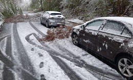 Viele Autofahrer wurden vom Wintereinbruch überrascht - Stromausfälle behoben