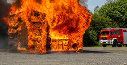 "Die Hütte brennt" - Beeindruckende Übung der Feuerwehrkräfte