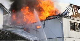 Flammen zerstören Wohnhaus in Mühlheim: Hoher Sachschaden