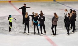 Vierfacher deutscher Meister im Eiskunstlauf trainiert heimischen Nachwuchs